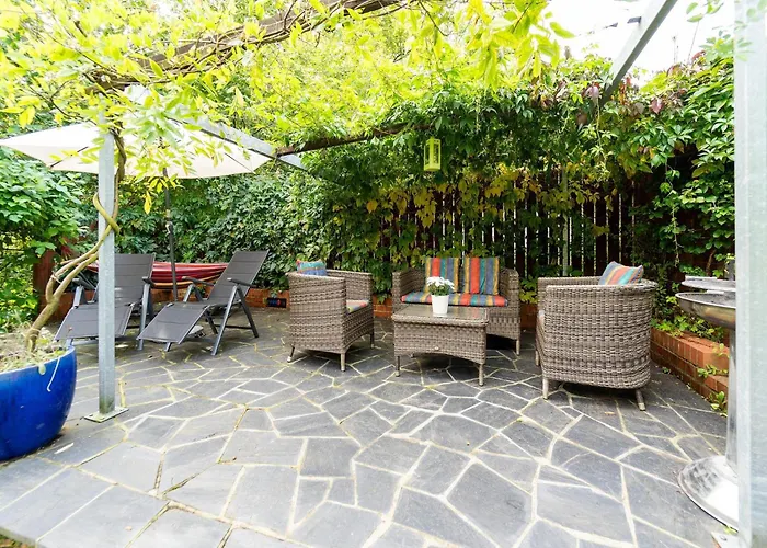 Forest-edge Nyaraló *