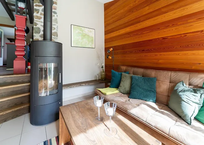 Forest-edge Nyaraló *